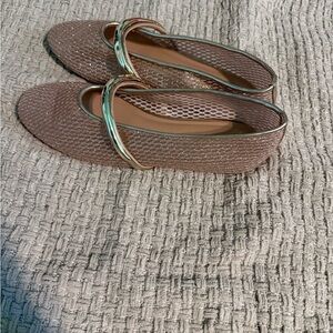 Elegant Mesh Women's Shoes with Gold Accents